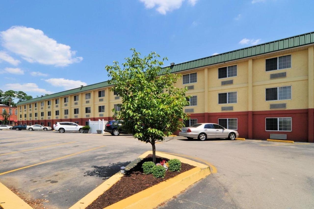 Quality Inn & Suites Morgantown - University Area Exterior photo
