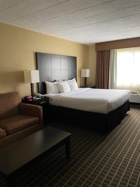 Quality Inn & Suites Morgantown - University Area Exterior photo