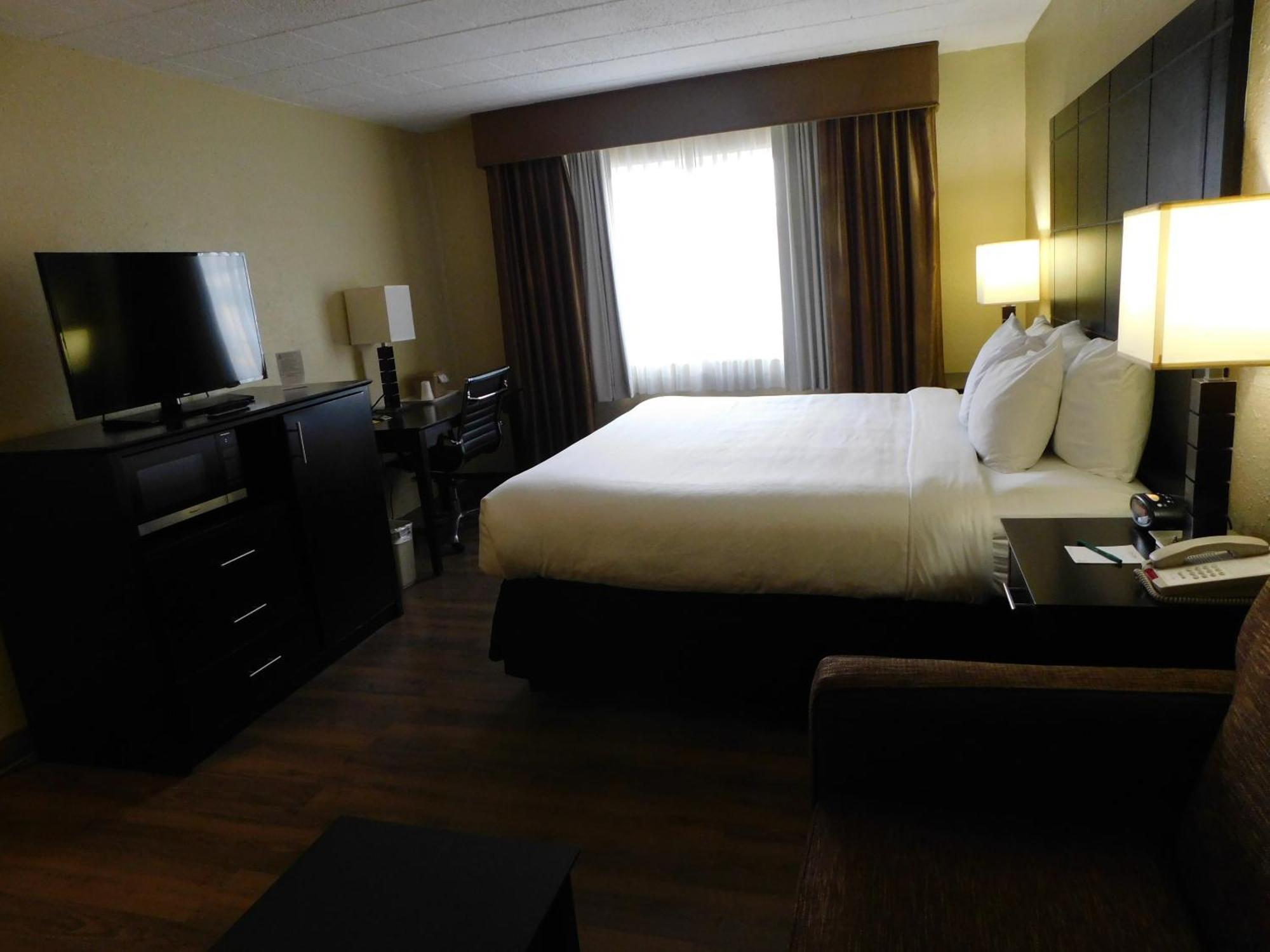 Quality Inn & Suites Morgantown - University Area Exterior photo