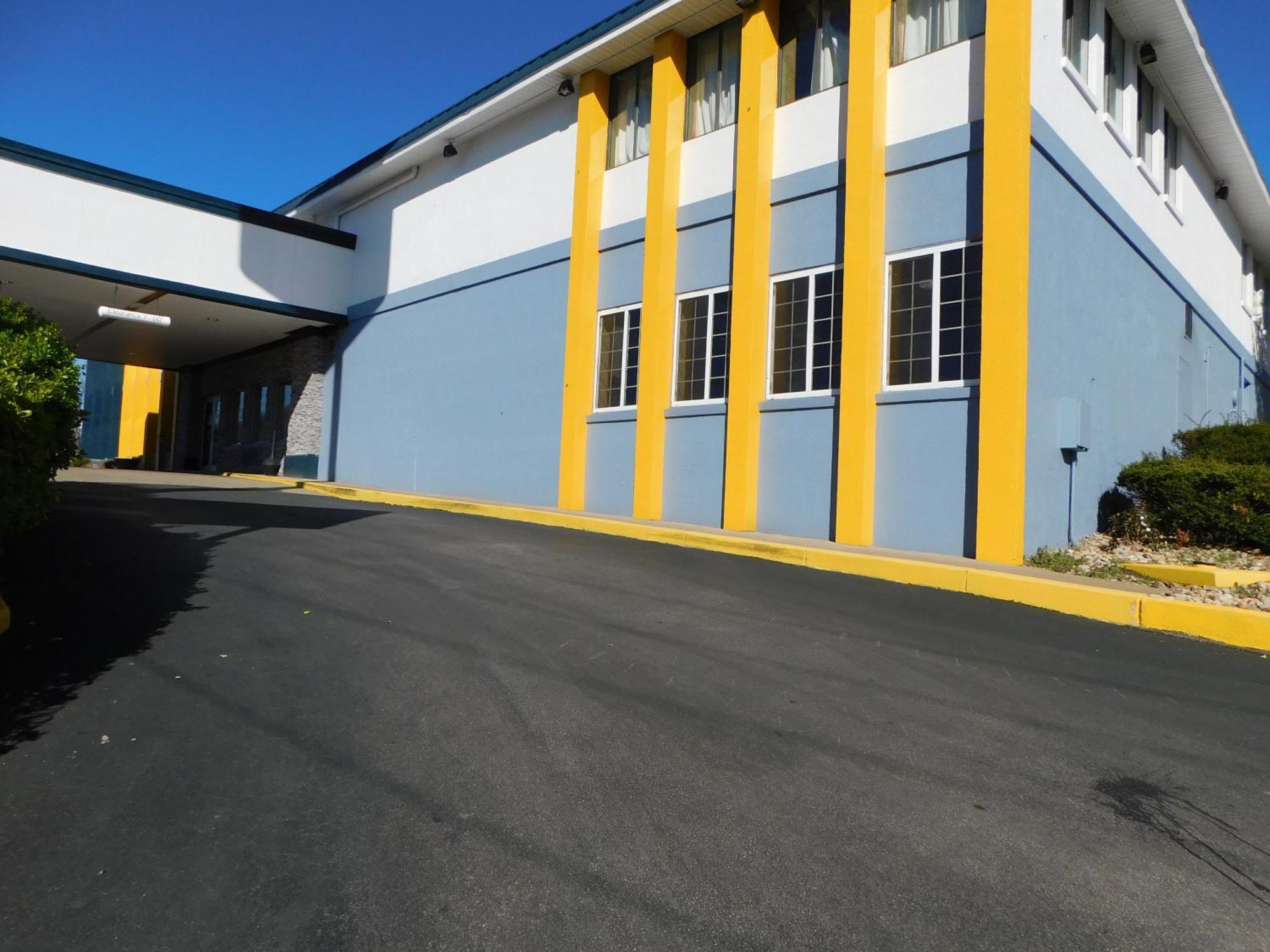 Quality Inn & Suites Morgantown - University Area Exterior photo